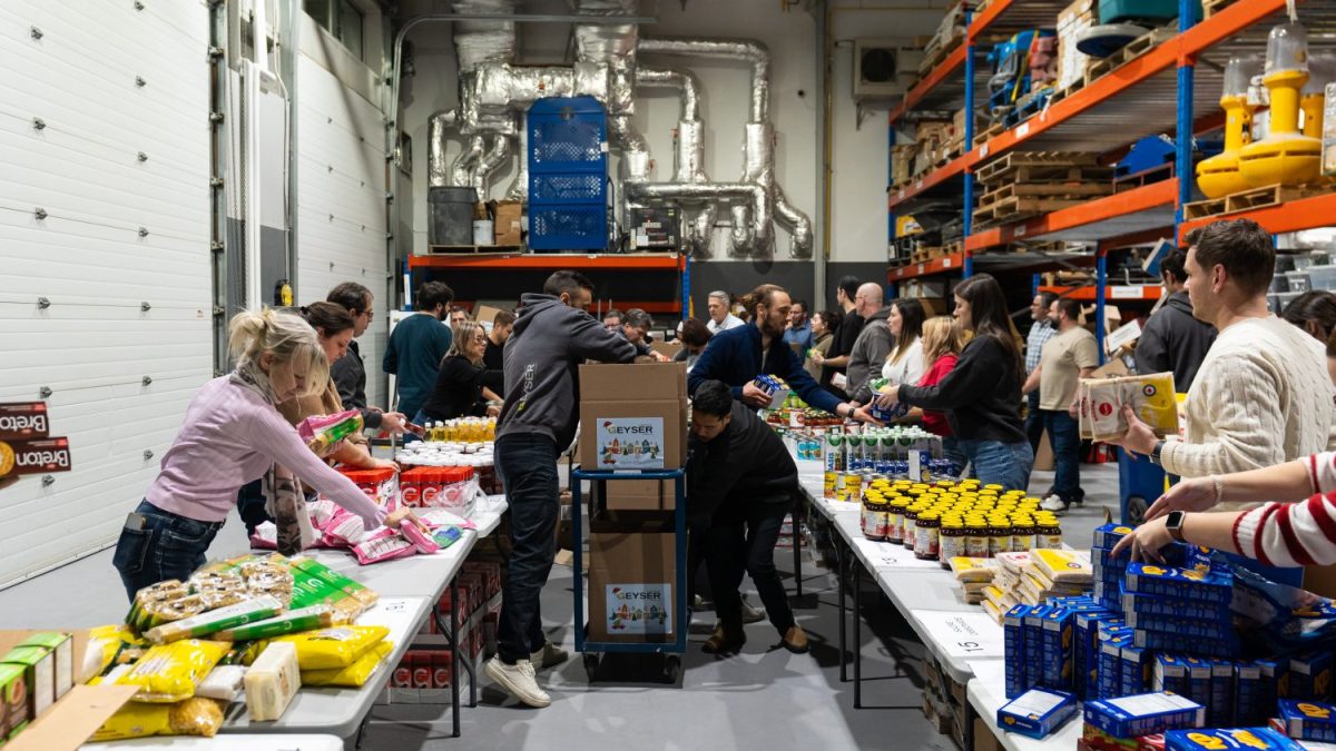L'équipe de Groupe GEYSER, en action, lors de l'assemblage des 450 boîtes.