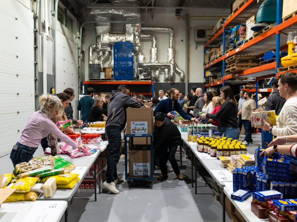 L'équipe de Groupe GEYSER, en action, lors de l'assemblage des 450 boîtes.